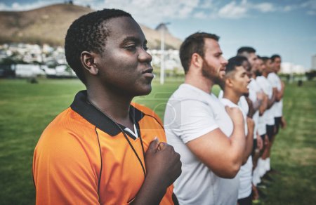Téléchargez les photos : L'arbitre se joint à nous. une équipe de jeunes joueurs de rugby confiants qui chantent leur hymne à l'extérieur sur un terrain avant un match de rugby - en image libre de droit