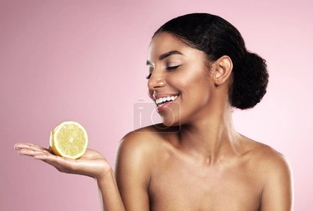 Foto de Cambiar a productos de belleza natural. Estudio de una hermosa joven posando con la mitad de un limón - Imagen libre de derechos