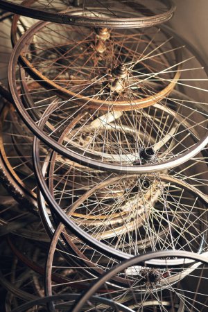 Foto de Las ruedas del autobús ya no funcionan. marcos de rueda de bicicleta apilados en el suelo - Imagen libre de derechos