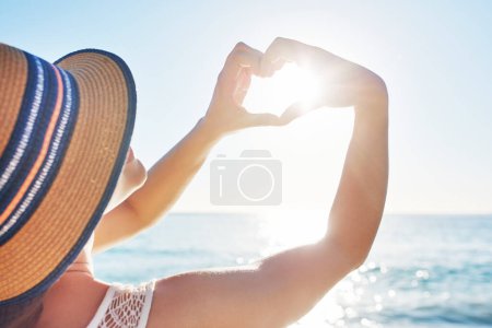 Foto de Tengo tanto amor por la playa. Vista trasera de una mujer irreconocible pasando el día en la playa - Imagen libre de derechos