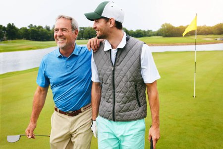 Téléchargez les photos : Tu m'as impressionné sur le parcours. deux amis jouant au golf ensemble dans leur temps libre - en image libre de droit