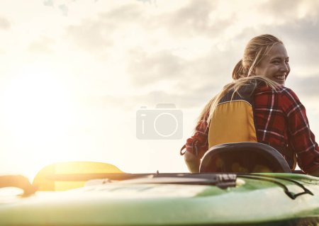 Téléchargez les photos : Le canoë est une expérience exaltante. une jolie jeune femme pour une promenade en canot sur le lac - en image libre de droit