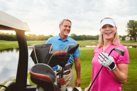 Téléchargez les photos : Golf en couple. un couple d'âge mûr affectueux passant une journée sur le terrain de golf - en image libre de droit