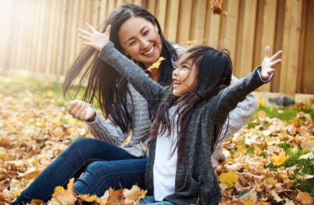 Foto de Montones en las hojas, montones de diversión. una adorable niña disfrutando de un día de otoño al aire libre - Imagen libre de derechos