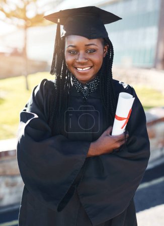 Foto de La vida es tuya para llevarla. Retrato de un joven estudiante en el día de la graduación - Imagen libre de derechos