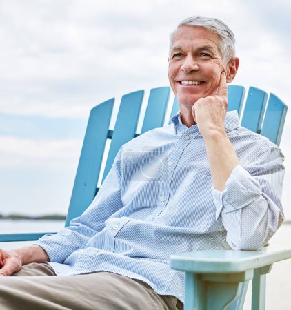 Téléchargez les photos : Retraite - détente vous accueille. un homme âgé heureux se détendre sur une chaise à l'extérieur - en image libre de droit