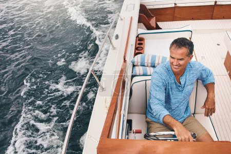 Téléchargez les photos : Prochain arrêt, détente. un homme mûr profitant d'une promenade en bateau relaxante - en image libre de droit
