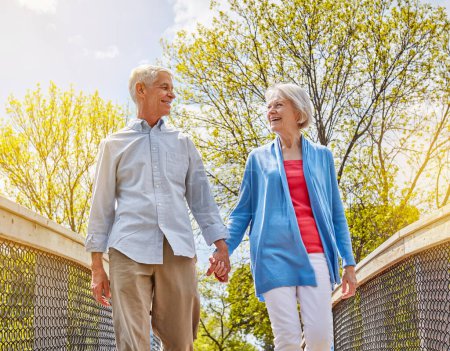 Téléchargez les photos : L'amour garde l'esprit jeune. un heureux couple de personnes âgées va faire une promenade relaxante ensemble dehors - en image libre de droit