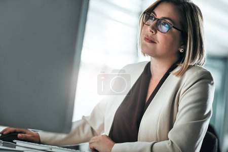 Téléchargez les photos : Même l'impossible est possible avec la technologie. une femme d'affaires assise à son bureau - en image libre de droit