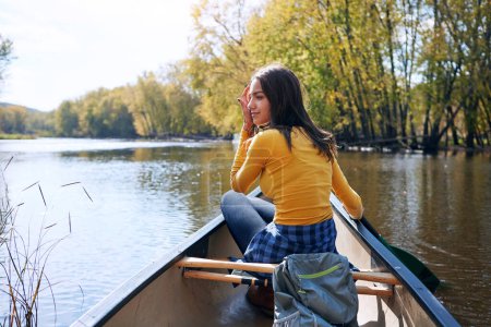 Téléchargez les photos : Hors des sentiers battus en kayak. une jeune femme faisant une promenade en canot sur le lac - en image libre de droit