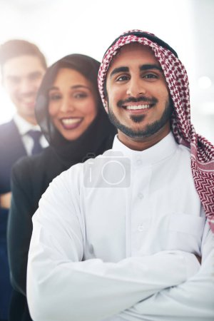 Foto de Estar juntos por el mejoramiento de los negocios. Retrato de un equipo de colegas musulmanes en fila en la oficina - Imagen libre de derechos