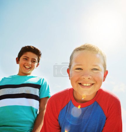 Foto de No cambiaría a mi amigo por el mundo. Retrato de dos jóvenes amigos felices pasando el rato juntos en un día brillante afuera - Imagen libre de derechos