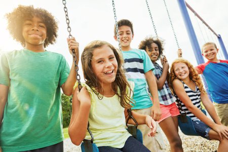 Téléchargez les photos : Les enfants veulent juste s'amuser. un groupe de jeunes enfants jouant ensemble au parc - en image libre de droit