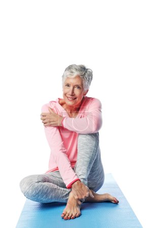Téléchargez les photos : Portrait, yoga et PNG avec une femme âgée isolée sur un fond transparent pour la santé ou de remise en forme. Exercice, bien-être ou pilates avec une femme âgée yogi assis sur tapis pour l'exercice de la retraite. - en image libre de droit