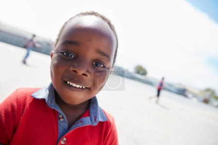 Téléchargez les photos : Rempli de bonheur et d'espoir. enfants à un événement de sensibilisation communautaire - en image libre de droit