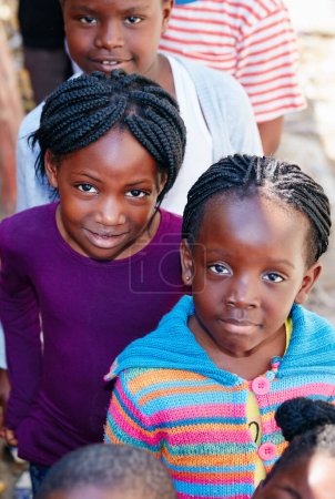 Foto de Son jóvenes y llenos de vida. Retrato recortado de un grupo de niños en un evento de alcance comunitario - Imagen libre de derechos