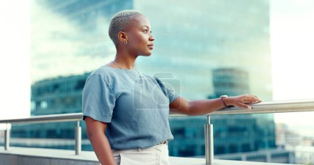 Foto de Mujer de negocios negro en la ciudad en el balcón y pensando en la oportunidad, la visión y la mentalidad profesional. Líder, directora ejecutiva y directora con habilidades y motivación para los objetivos profesionales como futura líder. - Imagen libre de derechos