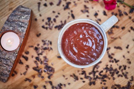 Téléchargez les photos : Chocolat... rien de plus nécessaire. une collation au chocolat fraîchement préparée dans une tasse sur une table - en image libre de droit