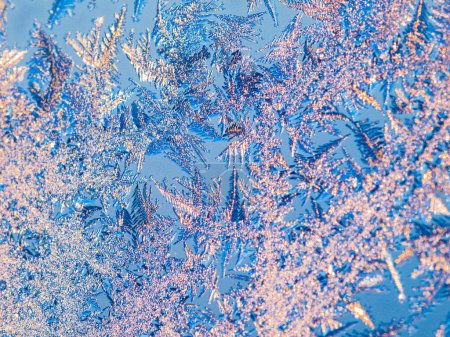 Foto de Cristales, arte de la nieve creativa e invernal para Navidad, vacaciones o temporada con espacio de simulación. Patrón, textura y hielo congelado, escarcha y plata para el clima frío concepto de naturaleza artística con maqueta - Imagen libre de derechos