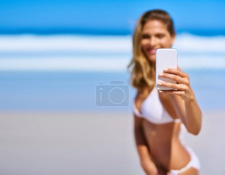 Foto de Momentos de verano que vale la pena compartir. una joven atractiva disfrutando de unas vacaciones en la playa - Imagen libre de derechos