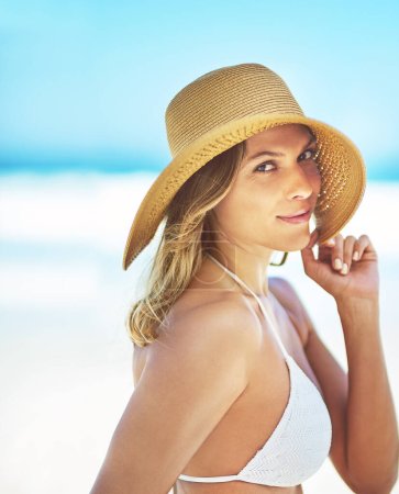 Téléchargez les photos : Maintenant, l'été est chaud. Portrait recadré d'une jeune femme sexy debout sur la plage - en image libre de droit
