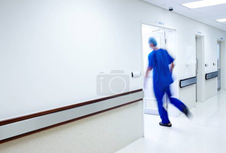 Téléchargez les photos : En un rien de temps. Un médecin court dans une chambre de l'hôpital - en image libre de droit