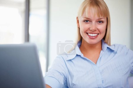 Téléchargez les photos : Femme d'affaires souriante avec ordinateur portable. Portrait rapproché de belle femme d'affaires avec ordinateur portable - en image libre de droit