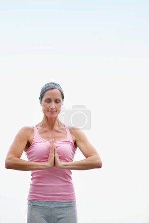 Téléchargez les photos : Respire. Croyez. Receive.an femme mûre attrayante faisant du yoga à l'extérieur - en image libre de droit