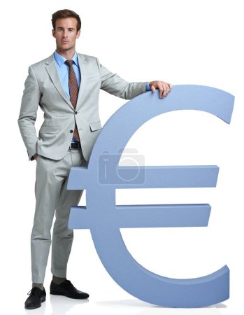 Téléchargez les photos : Le héros de l'Euro. Portrait d'un jeune homme d'affaires debout à côté d'un symbole de la monnaie euro - en image libre de droit