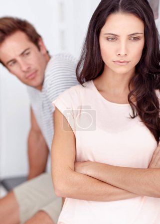 Foto de No puedo confiar en él otra vez... una joven pareja discutiendo en su casa - Imagen libre de derechos