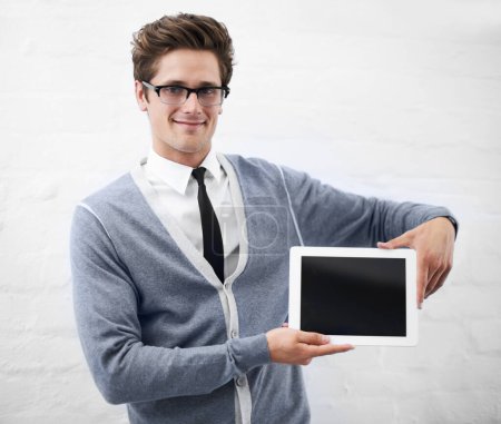 Foto de Pon tu mensaje en sus capaces manos. Un tipo nerd sosteniendo una tableta digital - Imagen libre de derechos