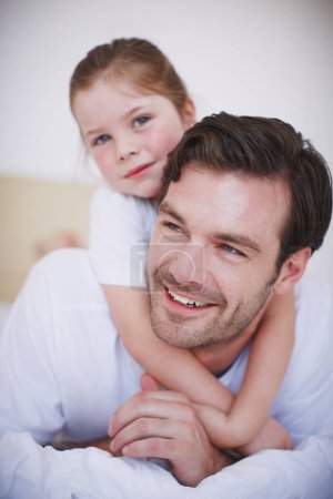 Téléchargez les photos : Papa mérite un câlin. Gros plan d'une petite fille embrassant son père autour du cou par derrière - en image libre de droit