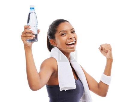 Téléchargez les photos : L'eau reconstitue ma force. Une jeune femme tenant une bouteille d'eau après un entraînement énergisant - en image libre de droit
