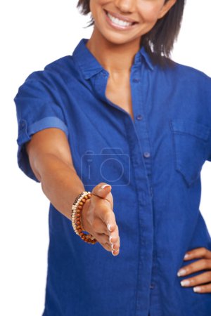 Foto de Encantado de conocerte. Una mujer afroamericana que le ofrece un apretón de manos - aislado - Imagen libre de derechos