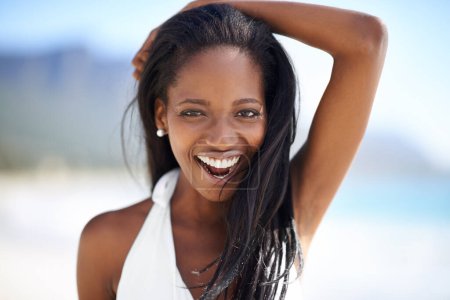 Téléchargez les photos : Beauté sur la plage. Une superbe femme afro-américaine profitant d'une journée à la plage - en image libre de droit