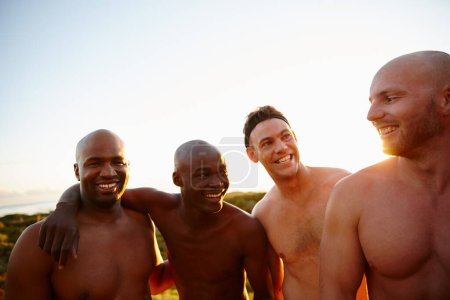 Foto de Vinculación de campo de entrenamiento. un grupo de amigos masculinos deportistas disfrutando del tiempo al aire libre - Imagen libre de derechos