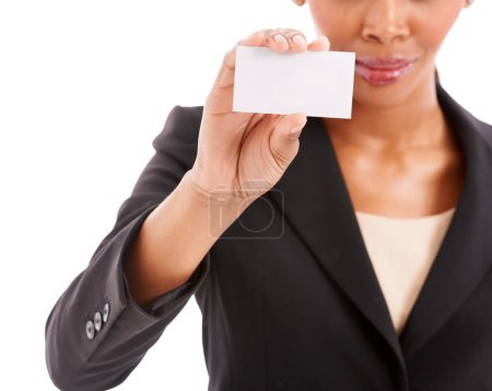 Foto de Orgulloso de mi estatus. Primer plano de una mujer étnica corporativa sosteniendo un pedazo de papel en blanco - Imagen libre de derechos