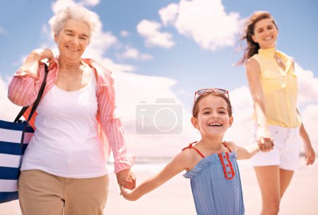 Téléchargez les photos : Les filles de la famille. Portrait d'une fille avec sa mère et sa grand-mère à la plage - en image libre de droit