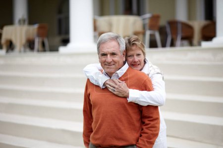 Téléchargez les photos : Toujours si amoureux. un couple de personnes âgées affectueux en vacances - en image libre de droit