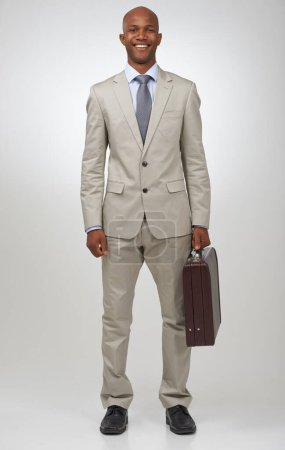 Foto de Confianza y éxito corporativo. Retrato de un exitoso hombre de negocios sosteniendo un maletín - Imagen libre de derechos