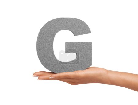 Téléchargez les photos : Abandonnez pour la lettre G. Une jeune femme tenant une lettre majuscule G isolée sur fond blanc - en image libre de droit