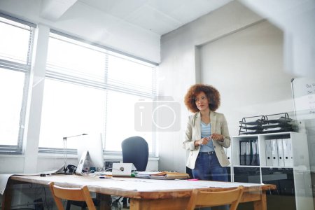 Téléchargez les photos : C'est la professionnelle consommée. une femme d'affaires travaillant dans un bureau - en image libre de droit
