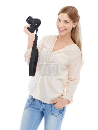 Téléchargez les photos : La caméra est prête quand vous l'êtes. Plan studio d'une belle jeune femme tenant une caméra sur un fond blanc - en image libre de droit