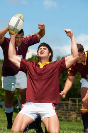 Foto de La victoria es mía. un equipo de rugby joven celebrando una victoria - Imagen libre de derechos