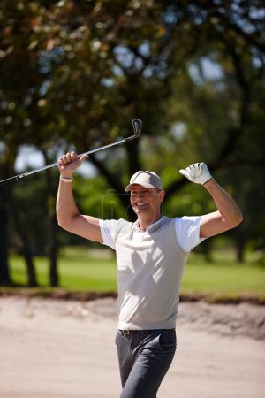 Téléchargez les photos : J'adore ce jeu. un homme mûr heureux jouant à un jeu de golf - en image libre de droit