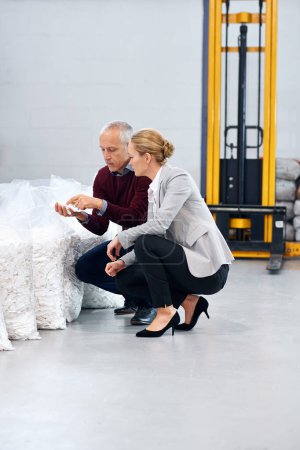 Foto de Inspeccionando la calidad. dos gerentes de fábrica que realizan una inspección de materias primas - Imagen libre de derechos