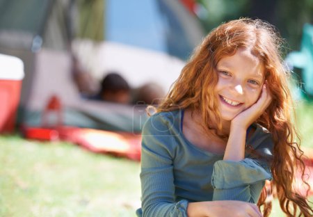 Téléchargez les photos : Jours ensoleillés au camp d'été. une jeune fille assise devant son camping - en image libre de droit