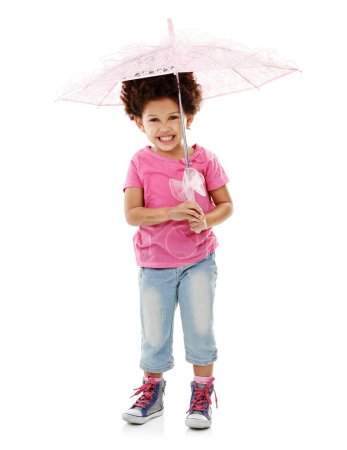 Téléchargez les photos : Elle ramène du rétro. Plan studio d'une jolie petite fille tenant un parasol rose sur fond blanc - en image libre de droit