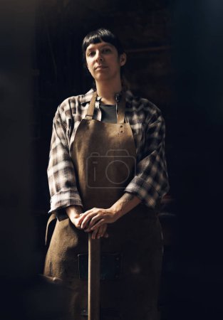 Téléchargez les photos : La reine du monde de la métallurgie. Portrait d'une jeune femme confiante travaillant dans une fonderie - en image libre de droit