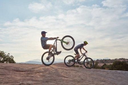 Foto de Nunca te aburrirás cuando salgas en bicicleta de montaña. tiro de longitud completa de dos hombres fuera de bicicleta de montaña juntos durante el día - Imagen libre de derechos